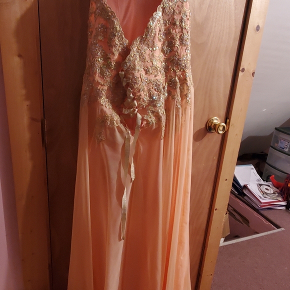 Peach dress with diamond and gold beads - Picture 2 of 5